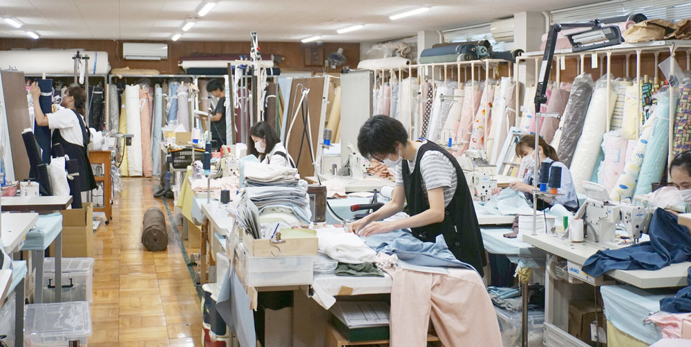 パジャマ縫製風景