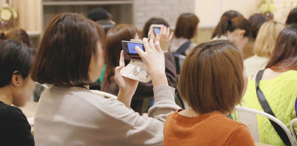 画像：写真を撮っている参加者