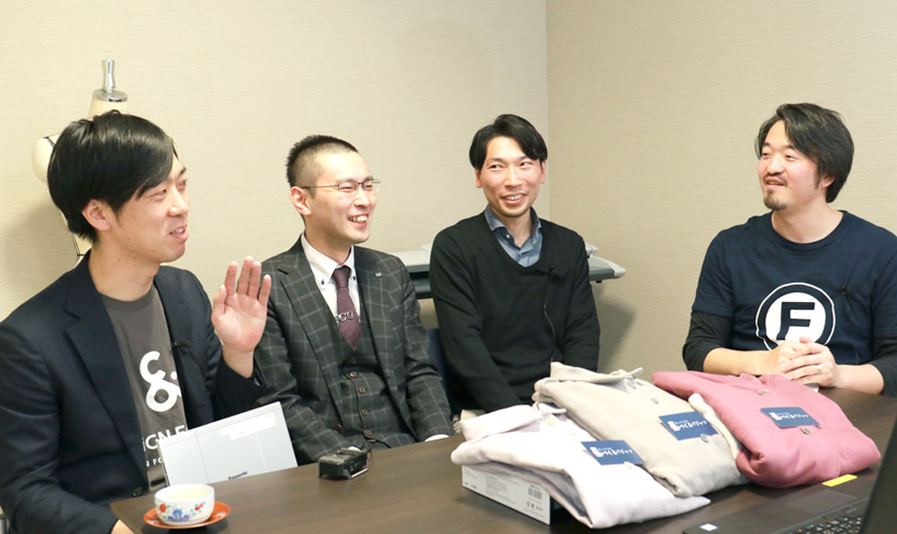 画像：インタビュー中の皆さん