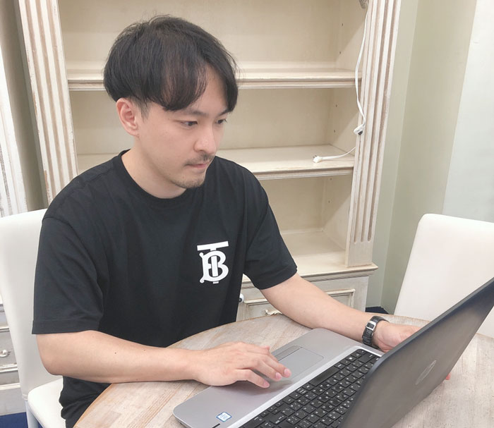 インタビュー中の佐々木さま