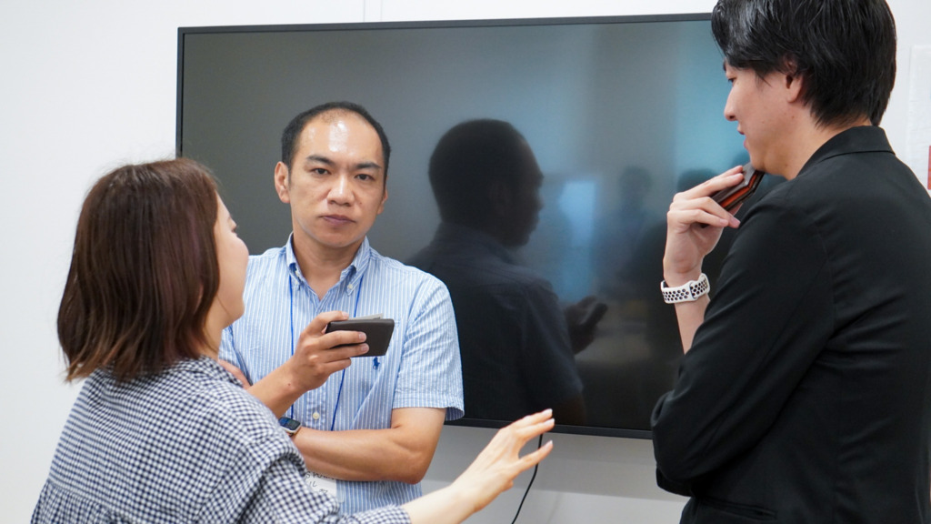 アイル社社員に相談するメンバー