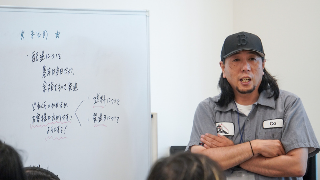 発表するメンバー。