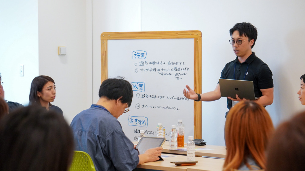 発表するメンバー。