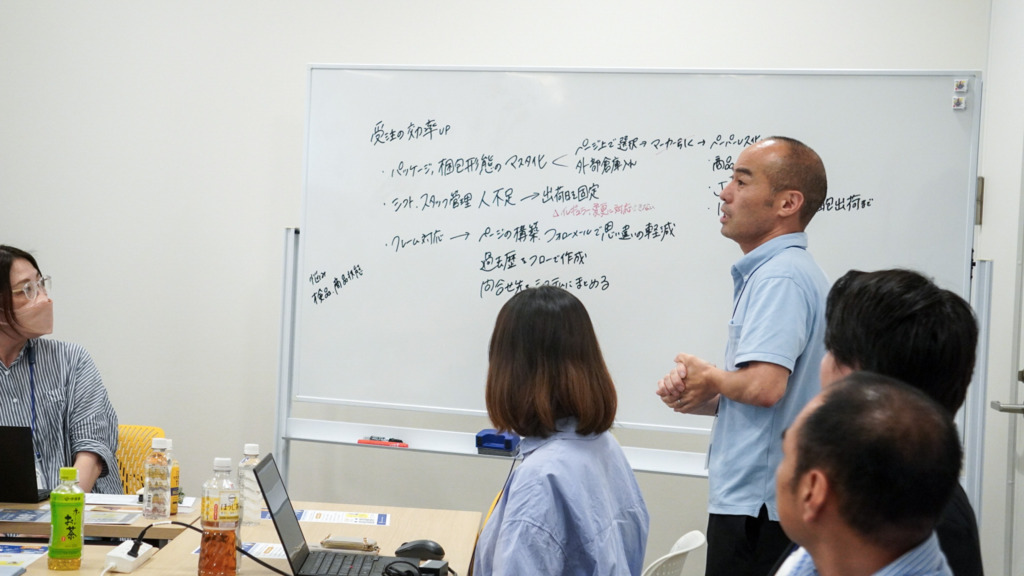 発表するメンバー。