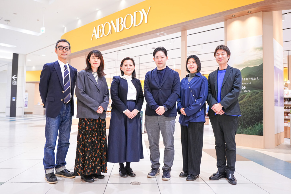 イオンボディ日店舗の前での集合写真